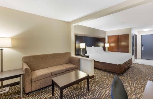 Goldman Hotel | Convenient St. Louis Inn with Pool & Oceanfront Views