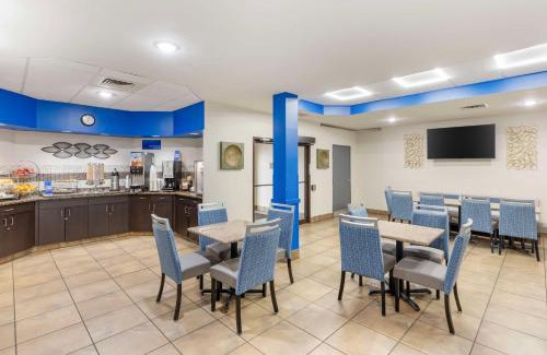 Goldman Hotel | Convenient St. Louis Inn with Pool & Oceanfront Views