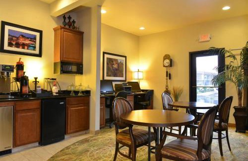 Pecos Hotel | Discover Best Western Swiss Clock Inn with Ocean View Pool