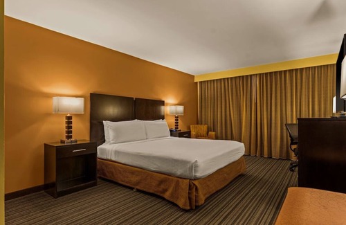 Western Honolulu Hotel | Best Western The Plaza | King Bed with City View | Free Breakfast and Shuttle