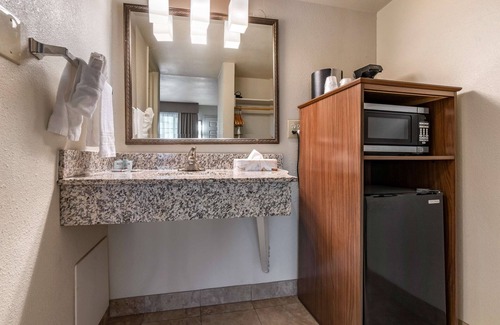 Modesto Hotel | Comfortable Best Western Town House Lodge with Pool & Spa