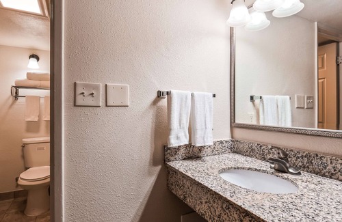 Modesto Hotel | Comfortable Best Western Town House Lodge with Pool & Spa