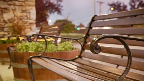 Forest Grove Hotel | Pet-Friendly Best Western University Inn with Ocean View