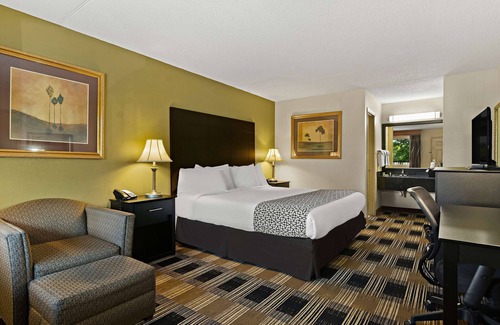 Fayetteville Hotel | Budget-Friendly Getaway at Best Western Windsor Suites