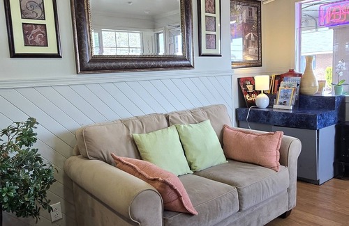 Bitter Lake Hotel | Eco-Friendly Beston Inn Seattle: Family Comfort Awaits