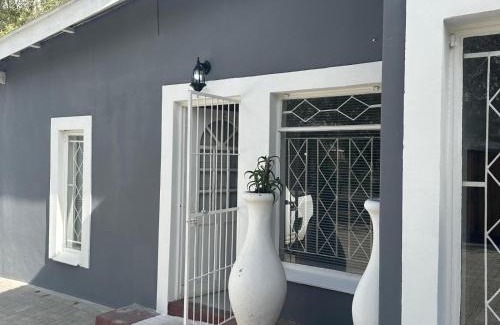 Komani House | Welcoming Beswick Guesthouse: Ideal for Families and More