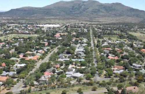 Komani House | Welcoming Beswick Guesthouse: Ideal for Families and More