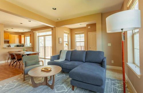 North Bethany Apartment | Pet-Friendly Bethany Retreat with Pool Near Brewery & Golf