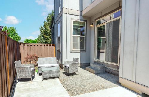 North Bethany Apartment | Pet-Friendly Bethany Retreat with Pool Near Brewery & Golf
