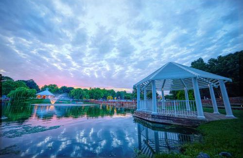 Urbanna House | Cozy Bethpage Three-Bedroom Cottage with Pool & Pet Access