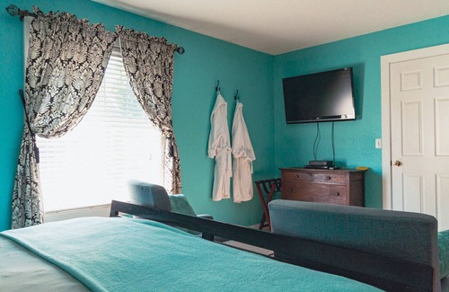 Yelm Bed & Breakfast | Discover Betsy Pease: A Guest Rated 10/10 BNB with Pool