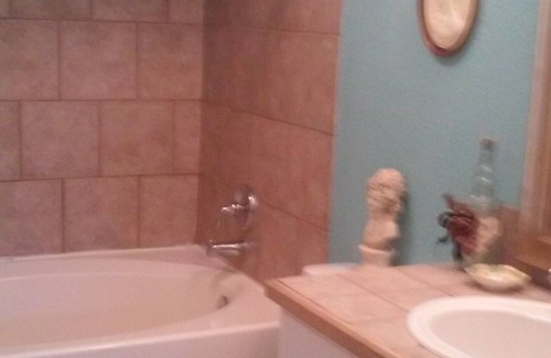 Yelm Bed & Breakfast | Discover Betsy Pease: A Guest Rated 10/10 BNB with Pool