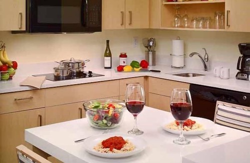 Andover Hotel | Your Ideal Getaway: Close to Methuen Memorial Music Hall!