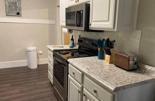 Hickory House | Inviting "Better Days" Inn: Family & Pet Friendly Near Downtown