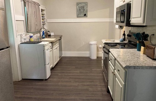 Hickory House | Inviting "Better Days" Inn: Family & Pet Friendly Near Downtown