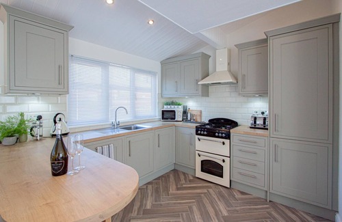 Troutbeck Bridge Cabin | Getaway at Betteridge View Lodge - Family-Friendly Retreat