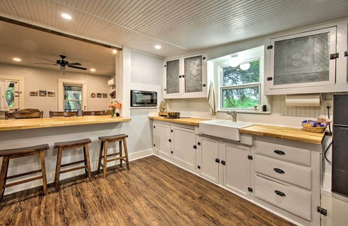 Blanco Cottage | Betty B's River House: Guest Rated 9.8, Steps from Nature