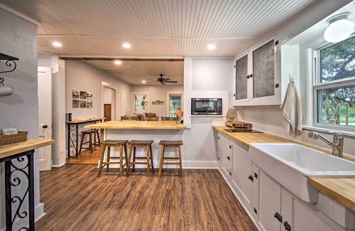 Blanco Cottage | Betty B's River House: Guest Rated 9.8, Steps from Nature