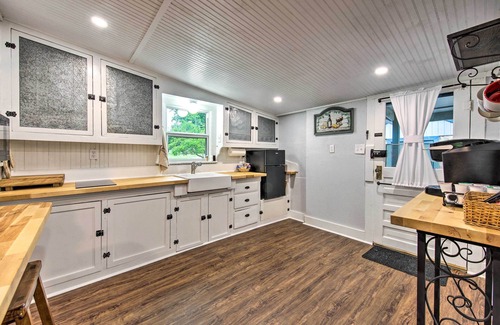 Blanco Cottage | Betty B's River House: Guest Rated 9.8, Steps from Nature