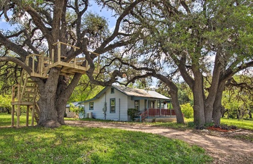 Blanco House | Betty B's River House: Family-Friendly Retreat by Blanco Park