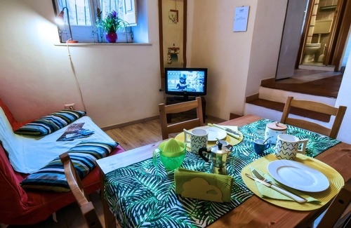 Historical Downtown Salerno Apartment | Ideal Getaway: Explore Amalfi, Pompei & Positano