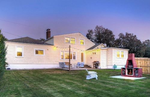 Easton's Point House | Between Beaches - Sleeps 8, walk to beach, minutes to Newport!