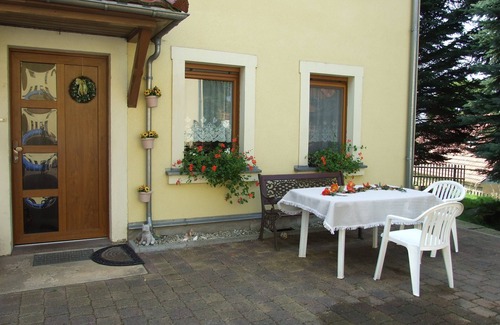Schonfeld Apartment | Charming Apartment Near Castles with Pool and Kitchen