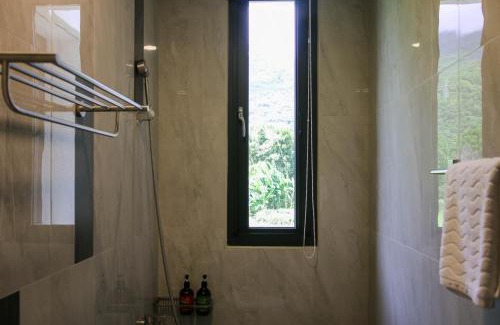 Ji'an Bed & Breakfast | Mountain Retreat: Family-Friendly Between Mountains B&B