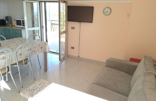 Colfelice Apartment | Ideal Family Retreat with Ocean Views and Pool Access