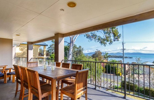 Green Point House | Relaxing Retreat Between the Ocean and Lake with Spa Amenities