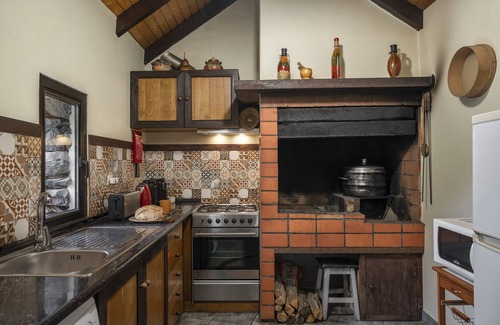 Arco de Sao Jorge Cottage | Idyllic Getaway: Sea and Mountain Retreat in Santana