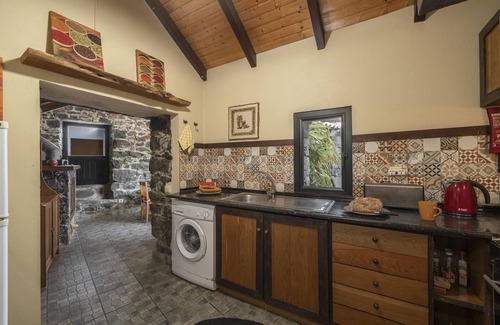 Arco de Sao Jorge Cottage | Idyllic Getaway: Sea and Mountain Retreat in Santana