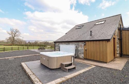 Llanuwchllyn House | Beudy Bach Barn: Family-Friendly Retreat with Pool Access