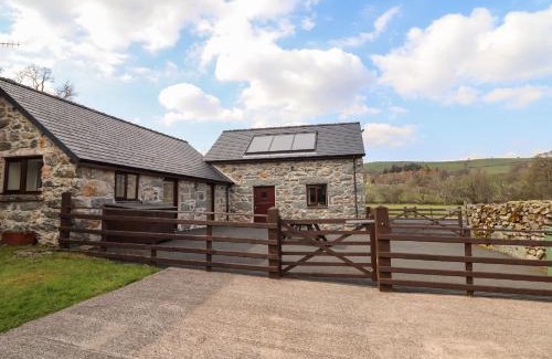 Llanuwchllyn House | Beudy Bach Barn: Family-Friendly Retreat with Pool Access