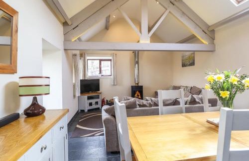Llanuwchllyn House | Beudy Bach Barn: Family-Friendly Retreat with Pool Access
