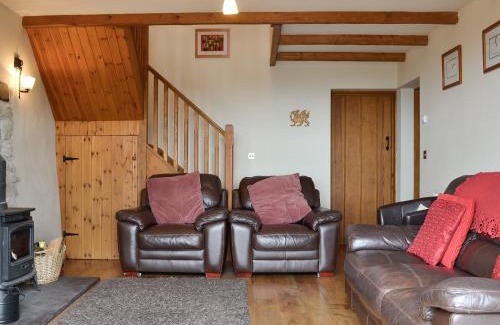 Caernarfon House | Beudy Bach: 4-Star Retreat with Pet-Friendly Amenities