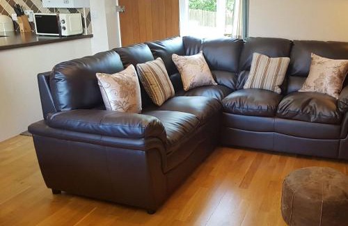 Llanfihangel-Ystrad House | Experience Beudy Bach-Oh5: Pet-Friendly Getaway with Hot Tub