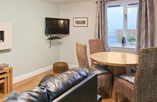 Llanfihangel-Ystrad House | Experience Beudy Bach-Oh5: Pet-Friendly Getaway with Hot Tub