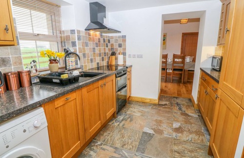 Llanerchymedd Cottage | Relax at Beudy Tyddyn: Family-Friendly with Spa & Breakfast