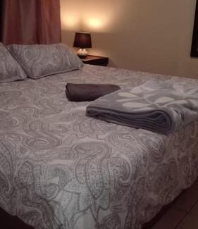 Trawal House | Cozy Beulahland Guesthouse: Family-Friendly with Breakfast