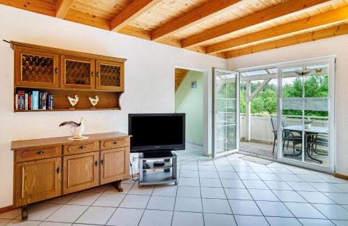 Owingen Apartment | Family-Friendly Retreat at Beutenmühle Straussenfarm Dach