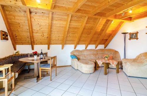 Owingen Apartment | Family-Friendly Retreat at Beutenmühle Straussenfarm Dach