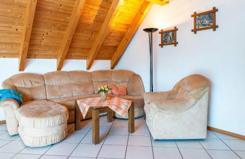 Owingen Apartment | Family-Friendly Retreat at Beutenmühle Straussenfarm Dach