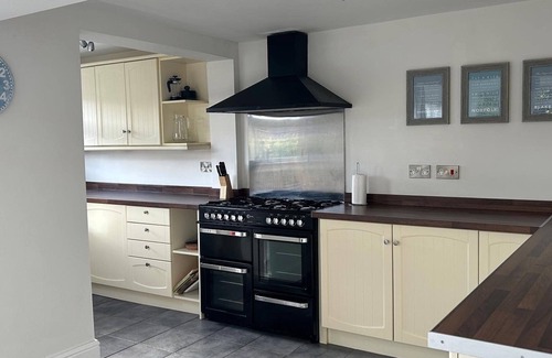 Sheringham House | Experience Beverley Cottage: A Stylish Retreat with Amenities