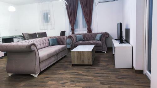 Republika Srpska Villa | Indulge at Beverly Hills SPA Pool House with Ocean Views