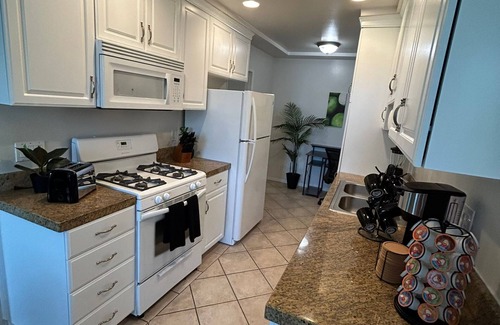 Beverly Hills Apartment | Beverly Hills Vibe 1 BR Apt + Parking, Pool Access