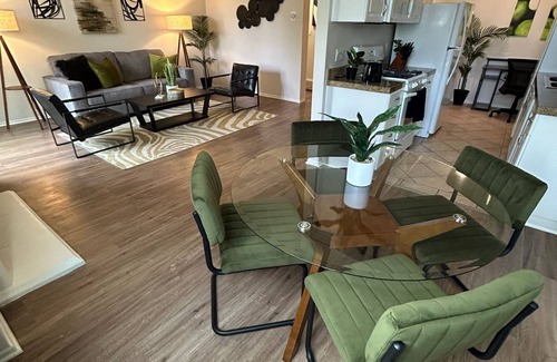 Beverly Hills Apartment | Beverly Hills Vibe 1 BR Apt + Parking, Pool Access