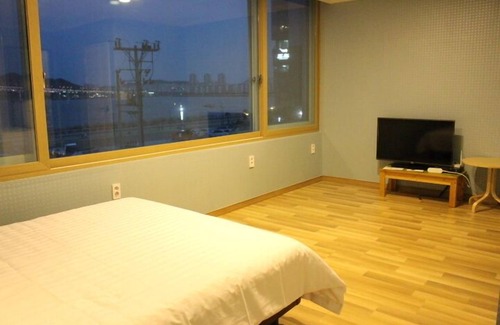 Suyeong-Gu House | Budget-Friendly Bexco Hostel with Breakfast & Family Amenities