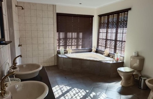 Cullinan Apartment | Discover Beynespoort Farm: Family-Friendly with Pool Access