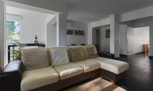 Lombos Apartment | Beachfront Retreat for Family and Friends - Rated 10/10